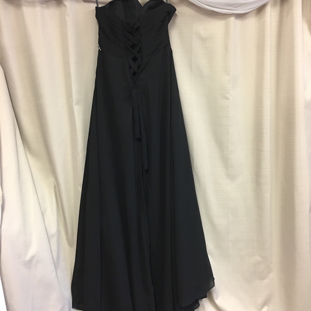 Dresses - Picture 3 of 3